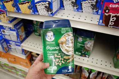 Long Beach, California / ABD - 02 / 12 / 2020: Bir el, yerel bir bakkalda sergilenen Alman Organik Yulaf Ezmesi Millet Quinoa Gevreği paketini tutuyor.