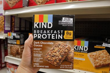 Long Beach, Kaliforniya / ABD - 02 / 12 / 2020: Yerel bir markette sergilenen bir paket Kind Breakfast Protein granola çikolatası bir elde tutuluyor.