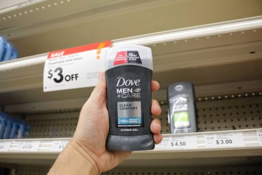 Long Beach, California / ABD - 02 / 12 / 2020: Bir el yerel bir mağazada sergilenen Güvercin Adamlar + Care Clean Comfort deodorantını tutuyor.