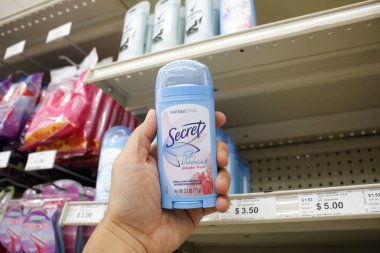 Long Beach, Kaliforniya / ABD - 02 / 12 / 2020: Yerel bir mağazada sergilenen gizli deodorant çubuğunu tutan bir elin görüntüsü.