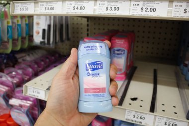 Long Beach, Kaliforniya / ABD - 02 / 12 / 2020: Bir el yerel bir mağazada sergilenen bir şeker deodorantı çubuğunu tutuyor.
