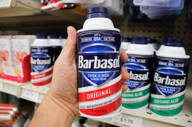 Long Beach, California / ABD - 02 / 12 / 2020: Bir el yerel bir mağazada bir kutu Barbasol tıraş köpüğünü sergilenirken.