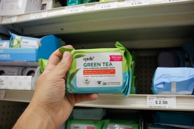 Long Beach, California, ABD - 02-12-2020: Yerel bir perakende mağazasında sergilenen Epielle Green Tea temizleyici mendil paketini tutan bir elin görüntüsü.