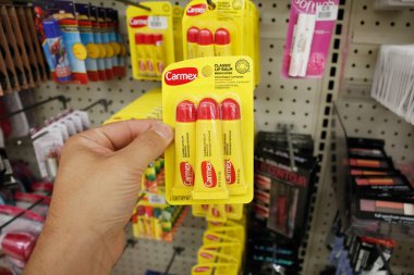 Long Beach, California / ABD - 02 / 12 / 2020: Yerel bir mağazada bir el Carmex klasik dudak kremi paketi sergileniyor.