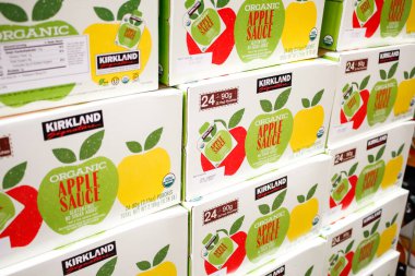 Garden Grove, California / ABD - 02 / 13 / 2020: Yerel bir Costco 'da çok sayıda Kirkland İmza Organik Elma Sosu sergileniyor.