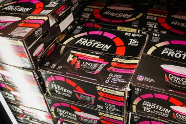 Garden Grove, California / ABD - 02 / 13 / 2020: Yerel büyük bir markette sergilenen çok sayıda Oikos Yunan Yoğurdu manzarası.