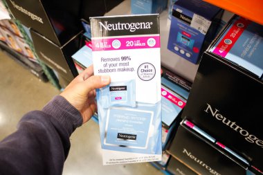 Garden Grove, Kaliforniya / ABD - 02 / 13 / 2020: Bir el, yerel büyük bir markette sergilenen Neutrogena Makyaj Temizleme Mendilleri paketini tutuyor.
