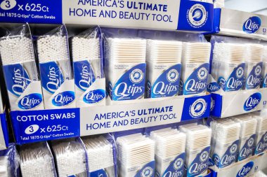 Garden Grove, California, ABD - 02-13-2020: Yerel büyük bir markette sergilenen birkaç paket Q-Tip 'in görüntüsü.