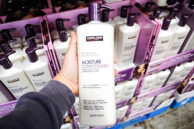 Garden Grove, California / ABD - 02 / 13 / 2020: Yerel bir Costco mağazasında bir şişe Kirkland İmza Nemlendiricisi sergileniyor.