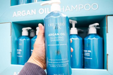 Garden Grove, Kaliforniya / ABD - 02 / 13 / 2020: Bir el, yerel büyük bir markette sergilenmekte olan bir şişe Orlando Pita argan yağlı şampuanını tutuyor.