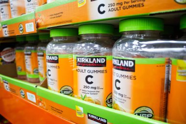 Garden Grove, California, ABD - 02-13-2020: Yerel bir Costco 'da birkaç kavanoz Kirkland İmza Yetişkin Sakızları sergileniyor.