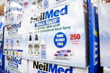 Garden Grove, California / ABD - 02 / 13 / 2020: NeilMed Sinus burun spreyinin yerel büyük bir markette sergilenmesi.