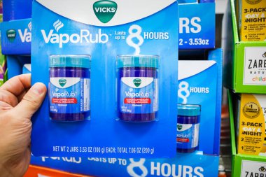 Garden Grove, California / ABD - 02 / 13 / 2020: Yerel büyük bir markette Vicks VapoRub paketi sergileniyor.