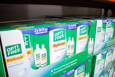 Garden Grove, Kaliforniya / ABD - 02 / 13 / 2020: Kontakt lensler için çok sayıda ücretsiz dezenfekte çözeltisine bir bakış.