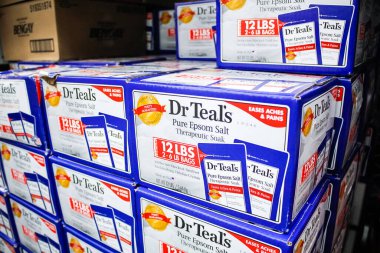Garden Grove, California / ABD - 02 / 13 / 2020: Dr. Teal 'in saf epsom tuzunun yerel bir büyük market vitrininde sergilenmesi.