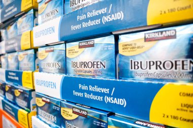 Garden Grove, California / ABD - 02 / 13 / 2020: Yerel bir Costco 'da sergilenen Kirkland İmza İbuprofen kapsüllerinin çeşitli paketlerinin görüntüsü.