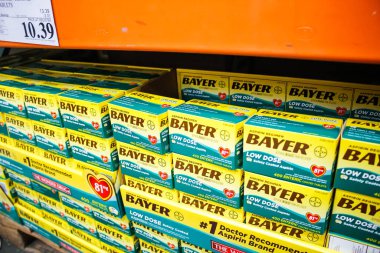 Garden Grove, Kaliforniya / ABD - 02 / 13 / 2020: Yerel bir büyük market vitrininde birkaç paket düşük dozda Bayer aspirini sergileniyor.