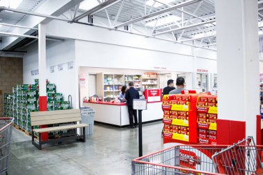 Garden Grove, California / ABD - 02 / 13 / 2020: Yerel bir Costco mağazasının eczane bölümünün geniş bir görüntüsü.