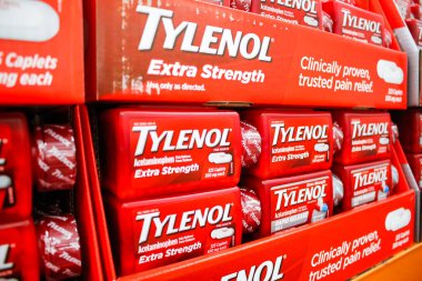 Garden Grove, California / ABD - 02 / 13 / 2020: Yerel büyük bir markette sergilenen Tylenol konteynırlarının manzarası.