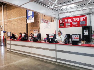 Garden Grove, Kaliforniya / ABD - 03 / 24 / 2020: Yerel bir Costco mağazasındaki üyelik sayacının görünümü.