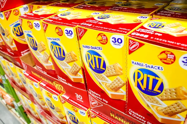 Tustin, California, ABD - 02-08-2020: Yerel büyük bir markette sergilenen Ritz Handi Atıştırmalıkları 'nın birkaç kutusunun görüntüsü.