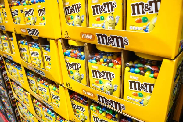 美国加利福尼亚州洛杉矶 2020 在当地一家大型食品杂货店展出的几包M和M的花生糖 — 图库照片