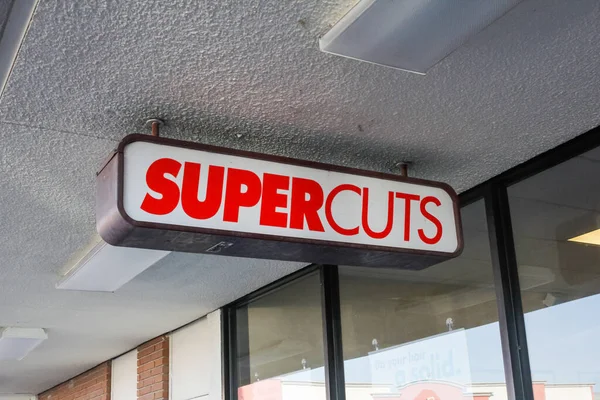 Long Beach, California / ABD - 02 / 12 / 2020: SuperCuts olarak bilinen kuaför salonu zincirinin ön levhası.