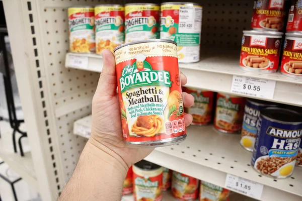 Long Beach, Kaliforniya / ABD - 02 / 12 / 2020: Yerel bir bakkalda sergilenen bir kutu Şef Boyardee Spaghetti ve Köfte.