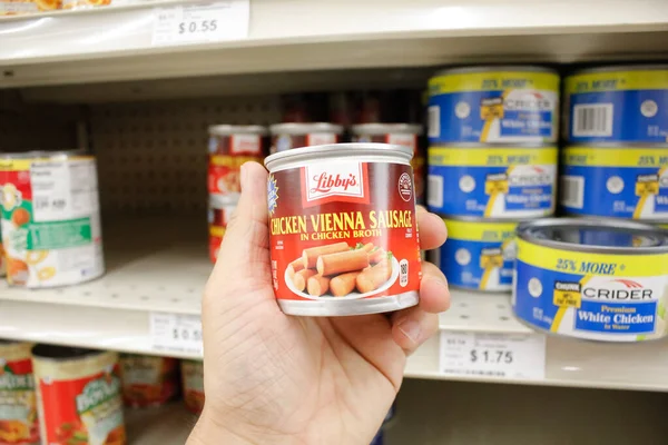 Long Beach, California / ABD - 02 / 12 / 2020: Yerel bir bakkalda sergilenen bir kutu Libby 'nin Tavuk Viyana Sosisi.