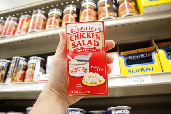 Long Beach, Kaliforniya / ABD - 02 / 12 / 2020: Bir el, yerel bir bakkalda sergilenen Krakerli Yaban Arısı Tavuk Salatası paketini tutuyor.