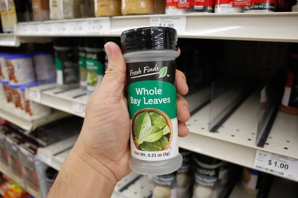 Long Beach, California / ABD - 02 / 12 / 2020: Bir el, yerel bir Big Lots 'ta sergilenen bir kap dolusu Taze Bulgular Koyu Yaprakları' nı tutuyor.