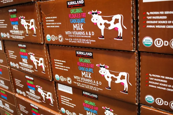 Garden Grove, California, ABD - 02-13-2020: Yerel bir Costco 'da sergilenmekte olan Kirkland İmza Azalayan Organik Yağlı Çikolata Sütü' ne bir bakış.