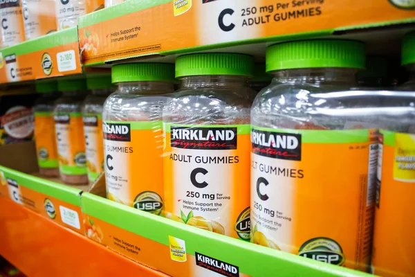 Garden Grove, California, ABD - 02-13-2020: Yerel bir Costco 'da birkaç kavanoz Kirkland İmza Yetişkin Sakızları sergileniyor.