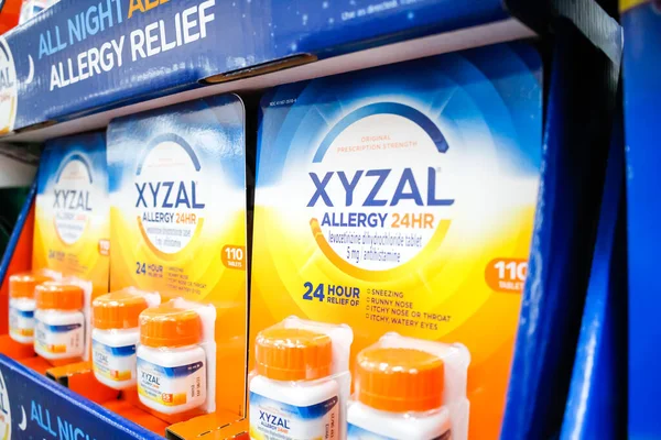 美国加利福尼亚州格罗夫花园 2020 在当地一家大型食品店展出的几包Xyzal过敏药物 — 图库照片