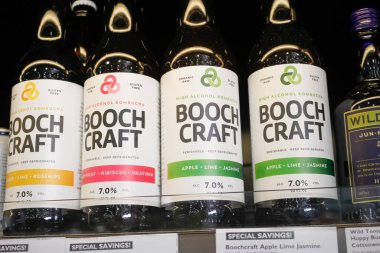 West Covina, Kaliforniya / ABD - 02 / 19 / 2020: Yerel bir bakkalda sergilenen çok sayıda Booch Craft Yüksek Alkol Kombucha şişesinin manzarası.
