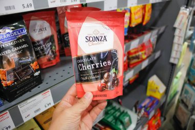 West Covina, Kaliforniya / ABD - 02 / 19 / 2020: Yerel bir bakkalda sergilenen Çikolata Kirazları markası Sconza Chocolates 'in bir paketini tutan bir el.