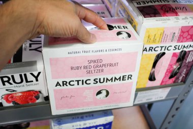West Covina, Kaliforniya / ABD - 02 / 19 / 2020: Bir el yerel bir bakkalda sergilenen Arktik Yazlık Kırmızı Greyfurt Seltzer kutusunu yakaladı.