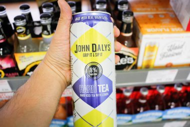 West Covina, Kaliforniya / ABD - 02 / 19 / 2020: Bir el yerel bir bakkalda sergilenmekte olan uzun bir kutu John Daly 'nin Sert Çay içeceğini tutuyor.