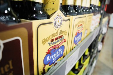 West Covina, California / ABD - 02 / 19 / 2020: Yerel bir bakkalda Samuel Smith Oatmeal Stout birası sergileniyor.