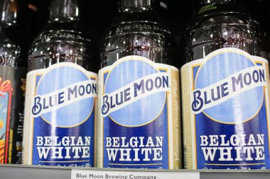 West Covina, California / ABD - 02 / 19 / 2020: Yerel bir bakkalda sergilenen çok sayıda büyük şişe Blue Moon Belçika beyaz birasının yakından görüntüsü.