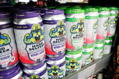 West Covina, California / ABD - 02 / 19 / 2020: Yerel bir bakkalda sergilenen Belching Beaver Hard Seltzer içeceklerine bir bakış.
