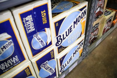 West Covina, California / ABD - 02 / 19 / 2020: Yerel bir bakkalda sergilenen çok sayıda Blue Moon bira vakasının görüntüsü.