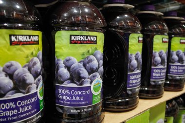 Alhambra, California / ABD - 02 / 19 / 2020: Yerel bir bakkalda sergilenen çok sayıda büyük Kirkland İmza Şişesi% 100 Concord Üzüm Suyu manzarası.
