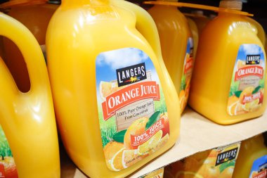 Alhambra, California / ABD - 02 / 19 / 2020: Yerel büyük bir markette sergilenen Langers Portakal Suyu 'nun çok sayıda büyük konteynırının görüntüsü.