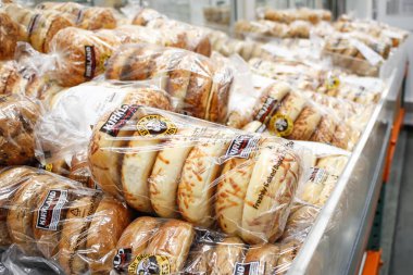 Alhambra, California / ABD - 02 / 19 / 2020: Yerel bir Costco 'nun fırın bölümünde sergilenen Kirkland İmza Einstein Broş. Bagels' in çeşitli paketlerinin görüntüsü.
