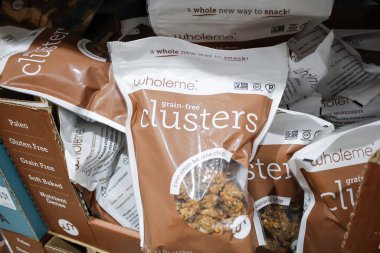 Alhambra, California, ABD - 02-19-2020: Yerel büyük bir market vitrininde sergilenmekte olan çeşitli Wholeme Grain-free Clusters abur cuburları.