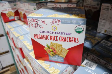 Alhambra, California / ABD - 02 / 19 / 2020: Yerel büyük bir market vitrininde çeşitli Çıtır Ustası Organik Pirinç Krakerleri görüntüsü.