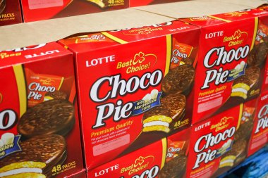Alhambra, California / ABD - 02 / 19 / 2020: Yerel büyük bir markette sergilenen çok sayıda Lotte Choco Pie vakasının görüntüsü.