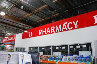 Alhambra, California / ABD - 02 / 19 / 2020: Yerel bir Costco 'daki eczane departmanının manzarası.