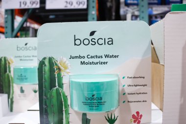 Alhambra, California / ABD - 02 / 19 / 2020: Boscia Jumbo Kaktüs Su Nemlendiricisi paketi yerel bir büyük market vitrininde sergileniyor.